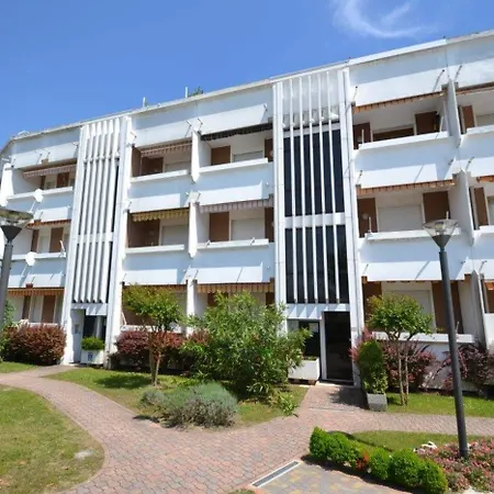 Апартаменты Spacious And Bright Flat With Swimming Pool - Beahost Бибионе