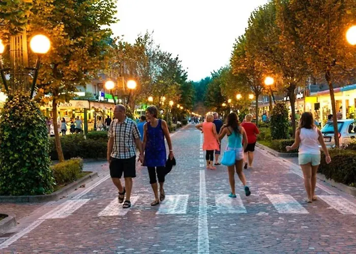 Spacious And Bright Flat With Swimming Pool - Beahost Апартаменты Бибионе