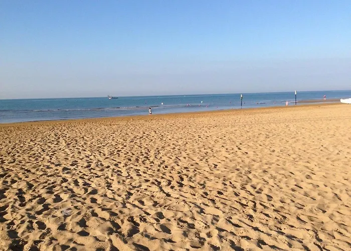 Spacious And Bright Flat With Swimming Pool - Beahost Бибионе