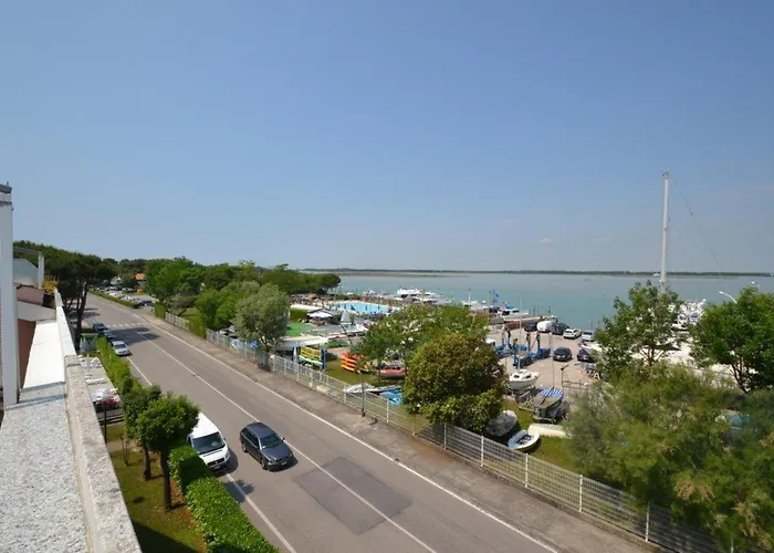 Апартаменты Spacious And Bright Flat With Swimming Pool - Beahost Бибионе